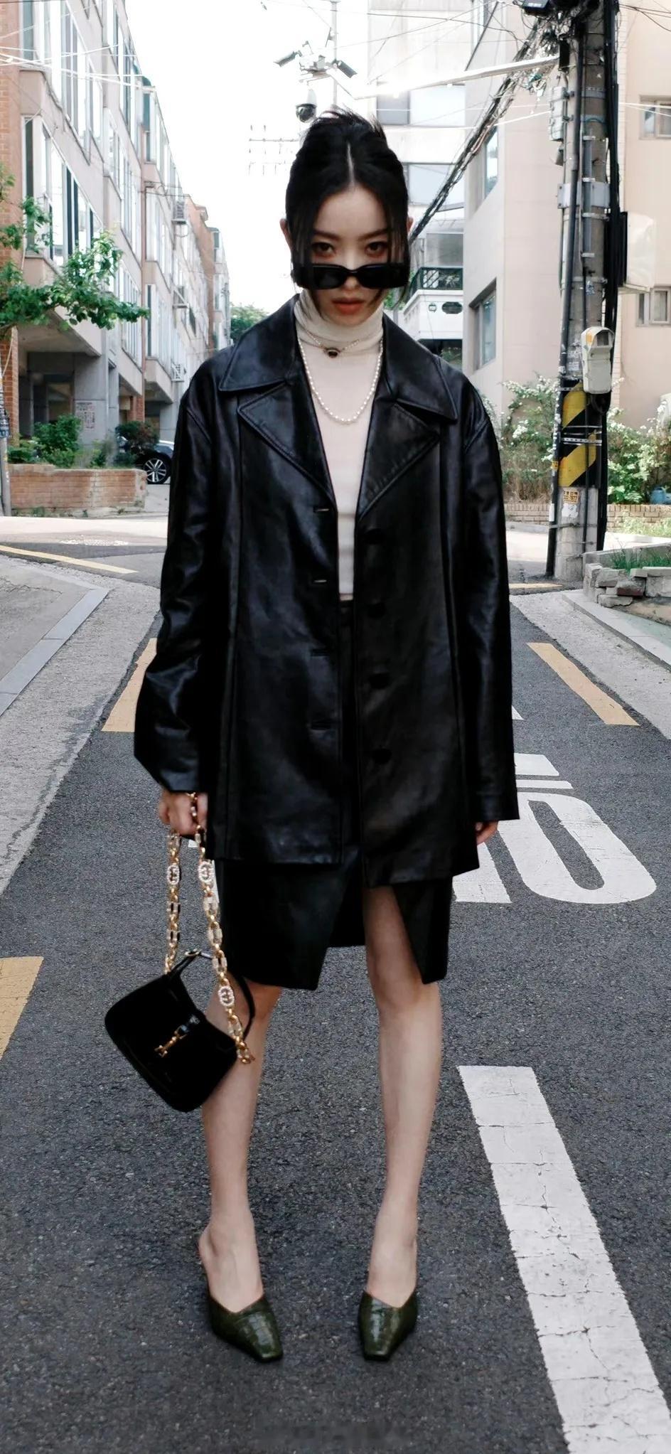 倪妮黑色皮衣街拍写真