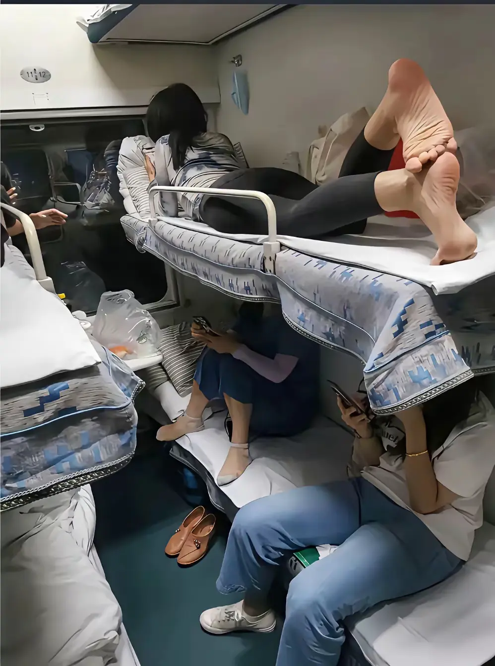 这大夏天的火车卧铺真是没法坐了，以后还是乖乖买高铁票吧！