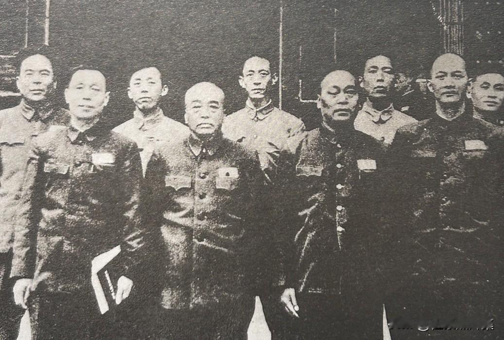 1951年5月，抗美援朝战场的合影，前排从左至右分别是：李志民（志愿军政治部副主