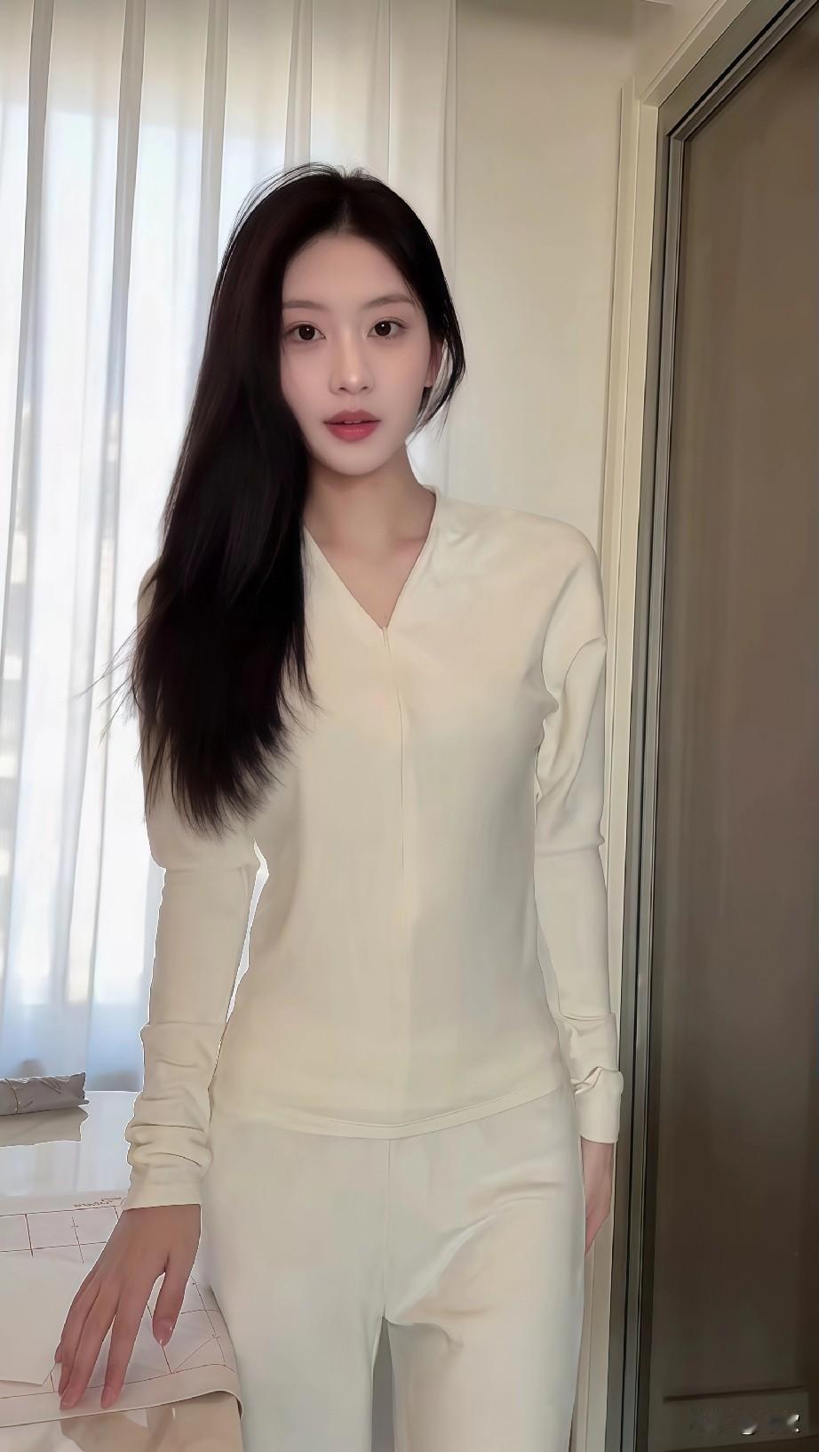 姐妹的身材比例真好，我都有点羡慕她姐妹时尚感穿搭穿出不一样的完美身材