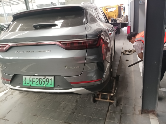 前两天早上用车发现这个问题显示制动系统故障，然后拖到比亚迪4儿子店售后部检查，