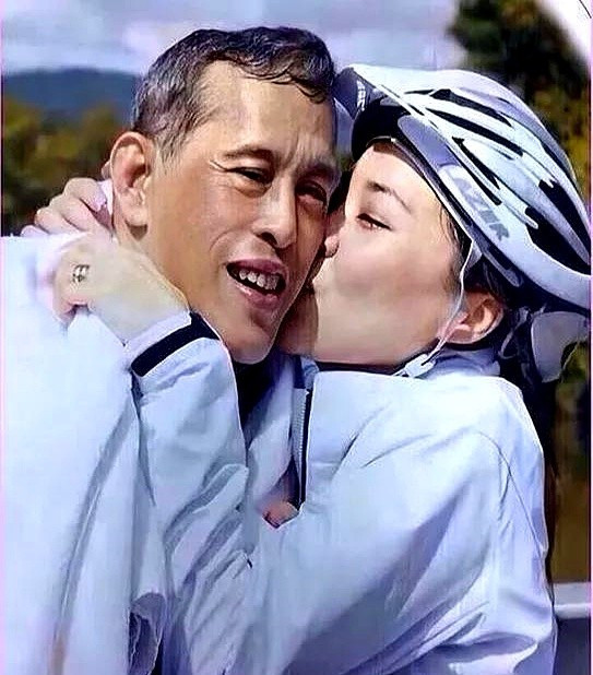 泰王费力捧诗妮娜---你以为泰王把后宫搞得像选秀现场，新