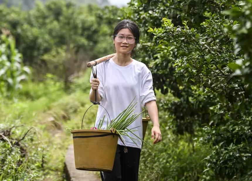哇！终于见到“扁担女孩”刘燕真容！没想到吧，桂林扁担女孩火爆全网之后，没有接