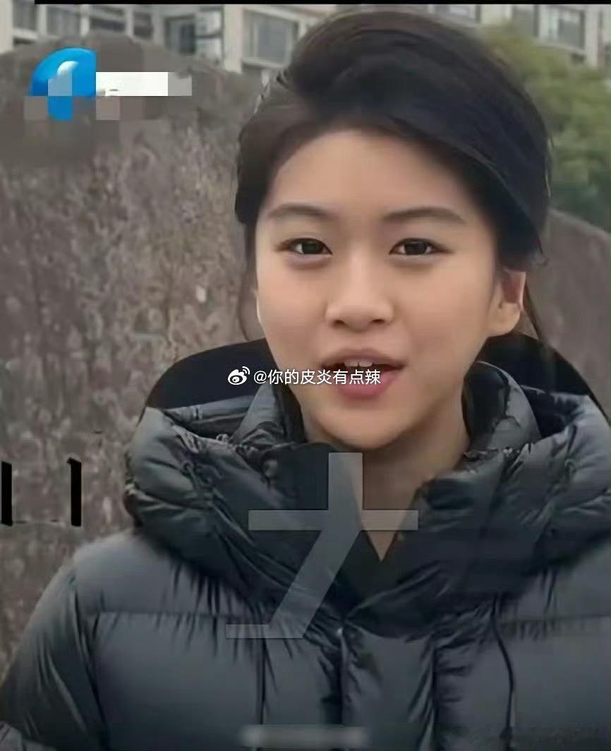 左边的是河南女生赵梓涵，中国传媒大学女生排名第一右边的是素颜被擦了五次的胡馨怡，