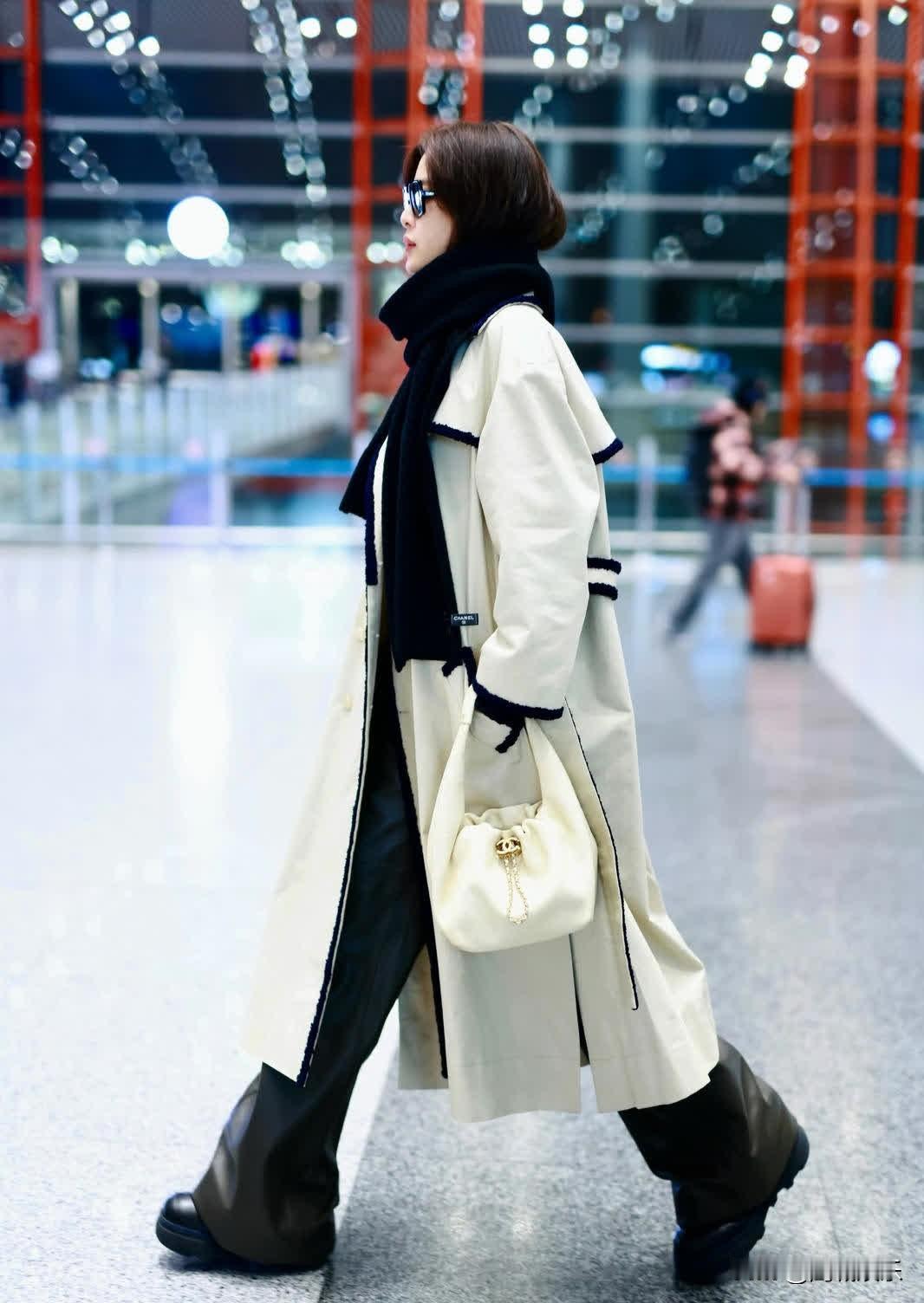 【辛芷蕾机场穿搭杀疯了！奶白风衣配皮裤，这姐的松弛感贵气绝了】近日，辛芷蕾