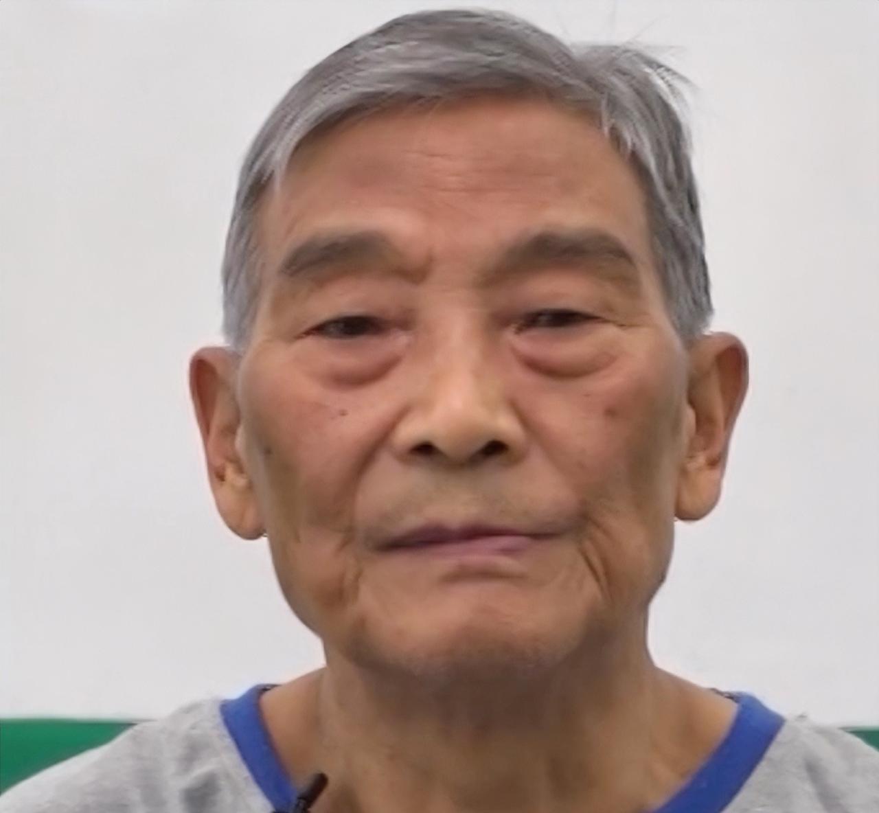 白所成一滴泪没有流面对镜头，白所成表示忏悔，如果能够回到过去，希望做一个普通人
