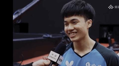 林昀儒真的太幽默了。央视记者李武军采访他，话筒刚递上去，他就“嗯”了一声，神情特