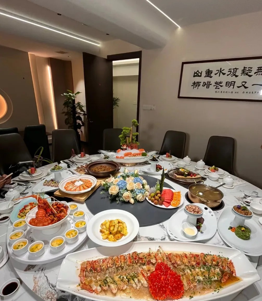 亲家母过生日，我们全家都去了。饭桌上，儿子说要给他丈母娘一个惊喜。竟然拿出来一个