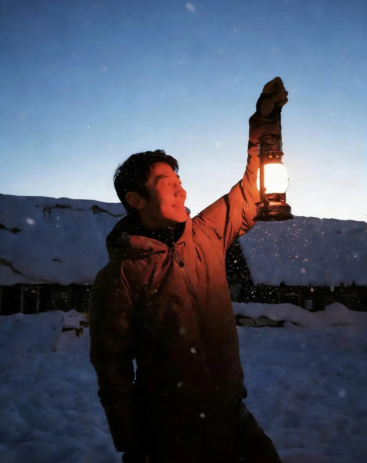 撒贝宁说：“经济条件允许下，人要在年轻时，适当的吃喝玩乐，不要总想着退休了再享受