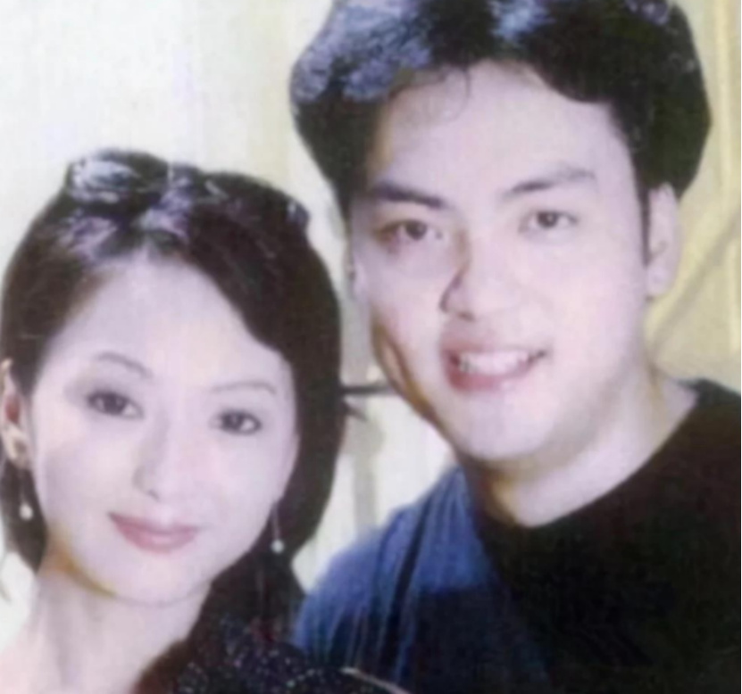 当初，在“香妃”刘丹的葬礼上哭晕，为她扫墓20年的男友萧剑朱宏嘉说：“我们已经结