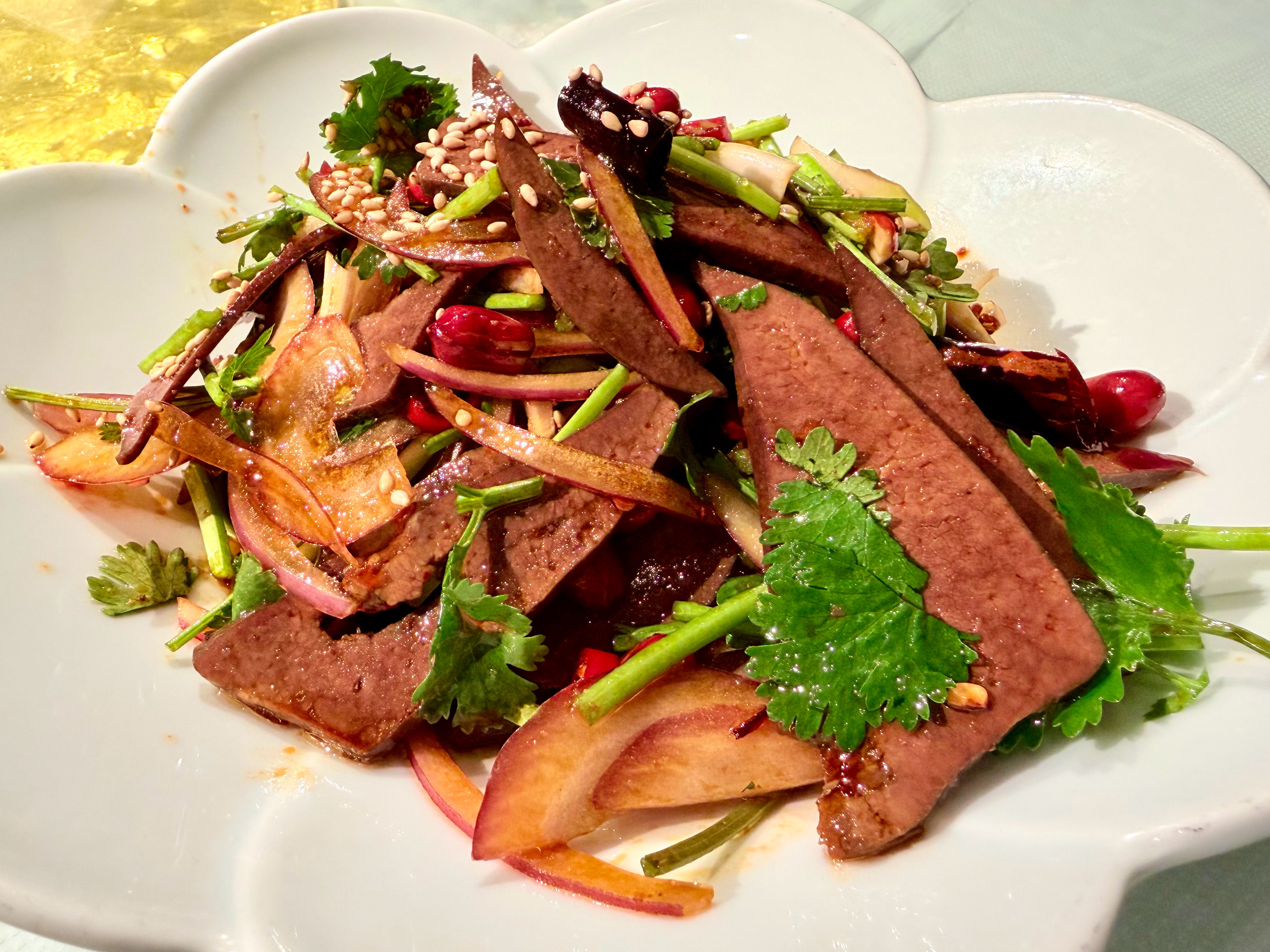 刚落地成都，我们找了一家附近排名第一的馆子怎么说呢，好吃还是挺好吃的就是…不惊艳