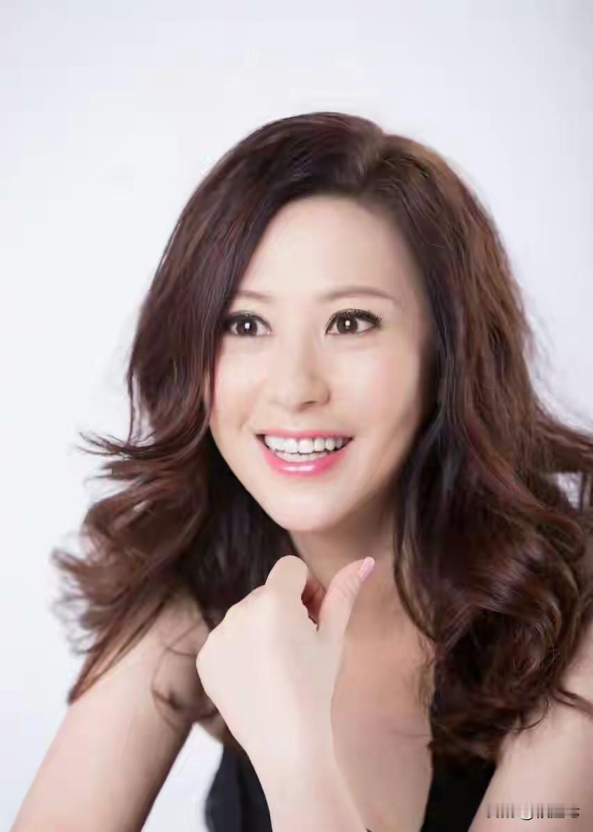 演员张卫健曾经有一个相处了五年的前女友，因经济问题两个人选择分开，在分开的一年后