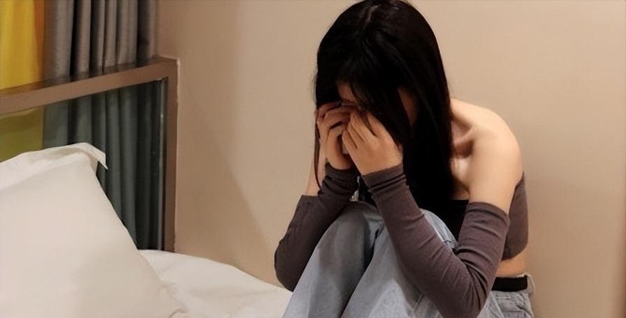 广东，25岁男子邀请14岁女孩来自己家中吸“上头烟”，趁对方吸了“上头烟”出现意