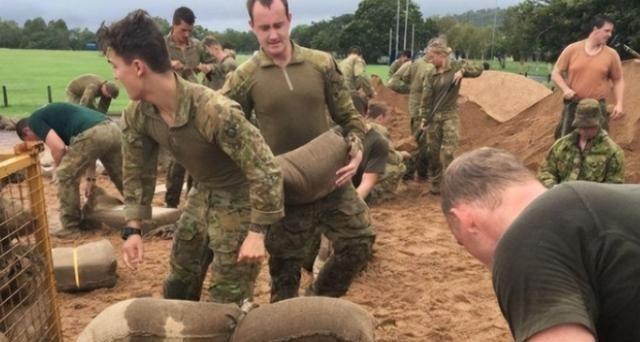 战场上用沙袋来挡子弹到底管不管用啊？说实话，就算是把装满几百发子弹的重机枪交到你