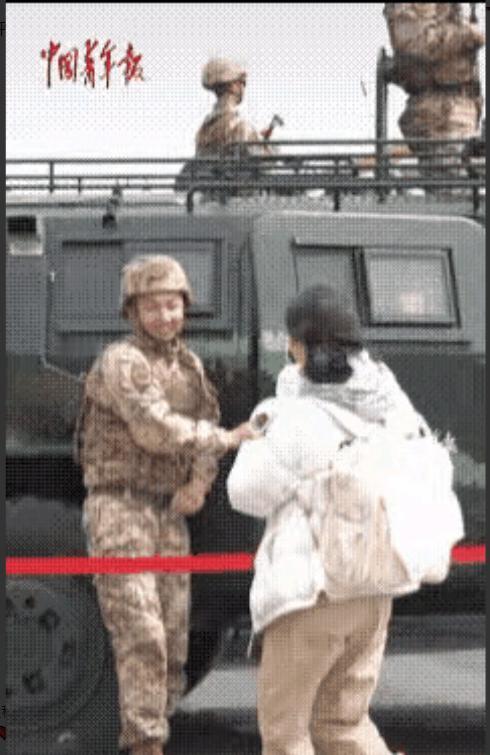 感动哭了！军嫂带着8个月大的孩子，因为思念，又想让孩子跟爸爸合个影，跨越了600