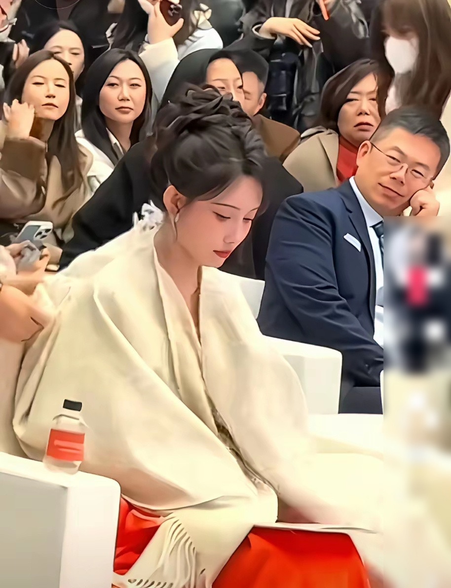 看孟子义的大佬是谁？这眼神满是羡慕。心里或许在想要是有个这么漂亮的女儿就好了。