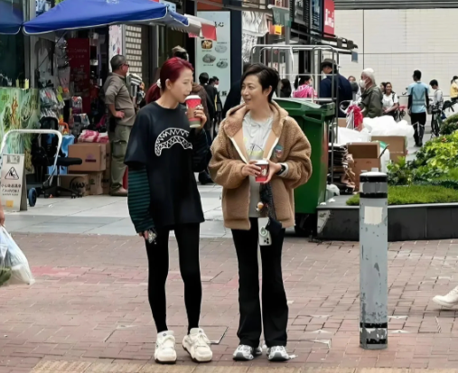香港路人面对明星，要多淡定有多淡定！照片里，两位女星素颜现身，穿着休闲卫衣、