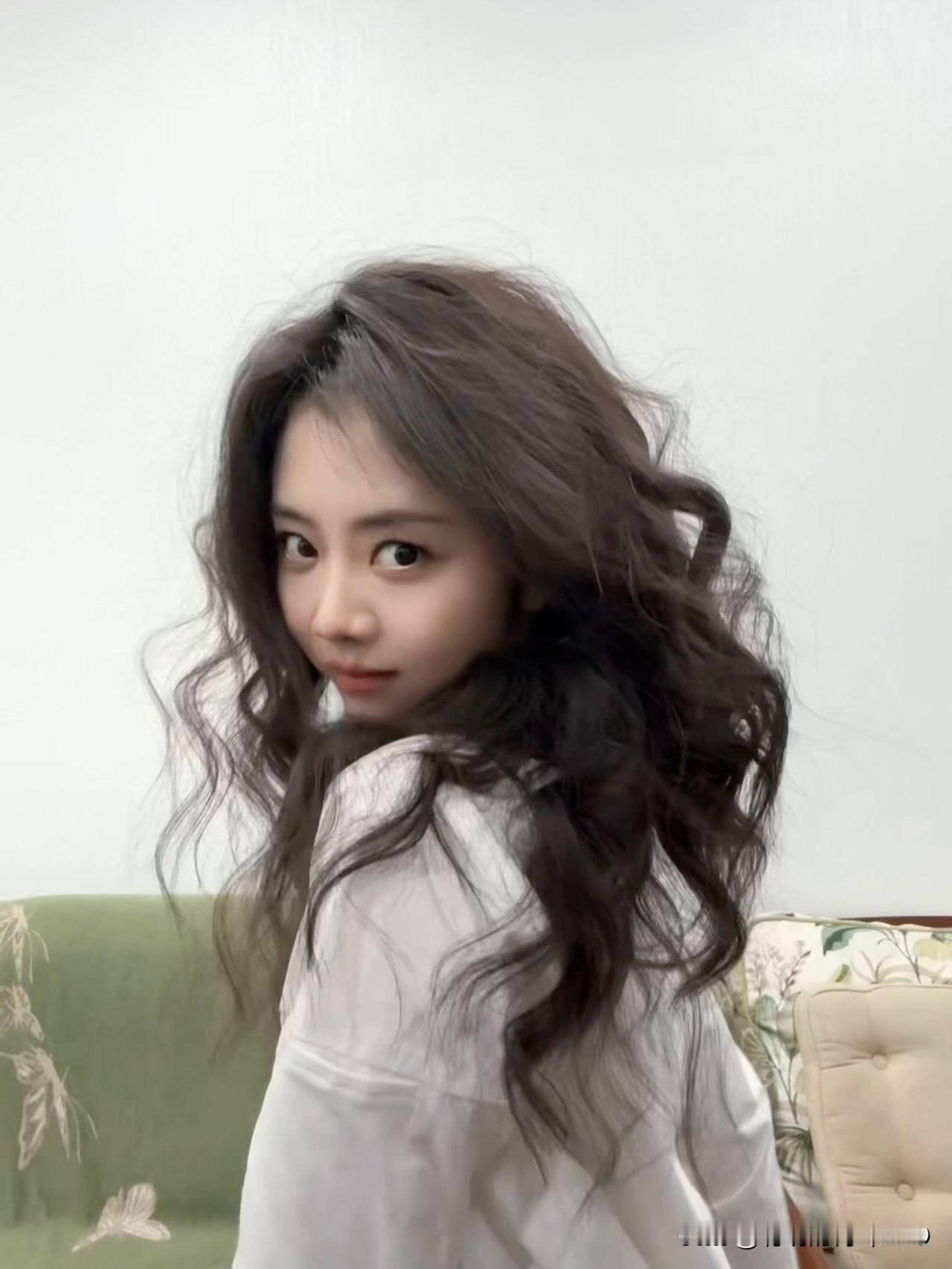 当娃娃脸谭松韵烫起大波浪，还是那么可可爱爱