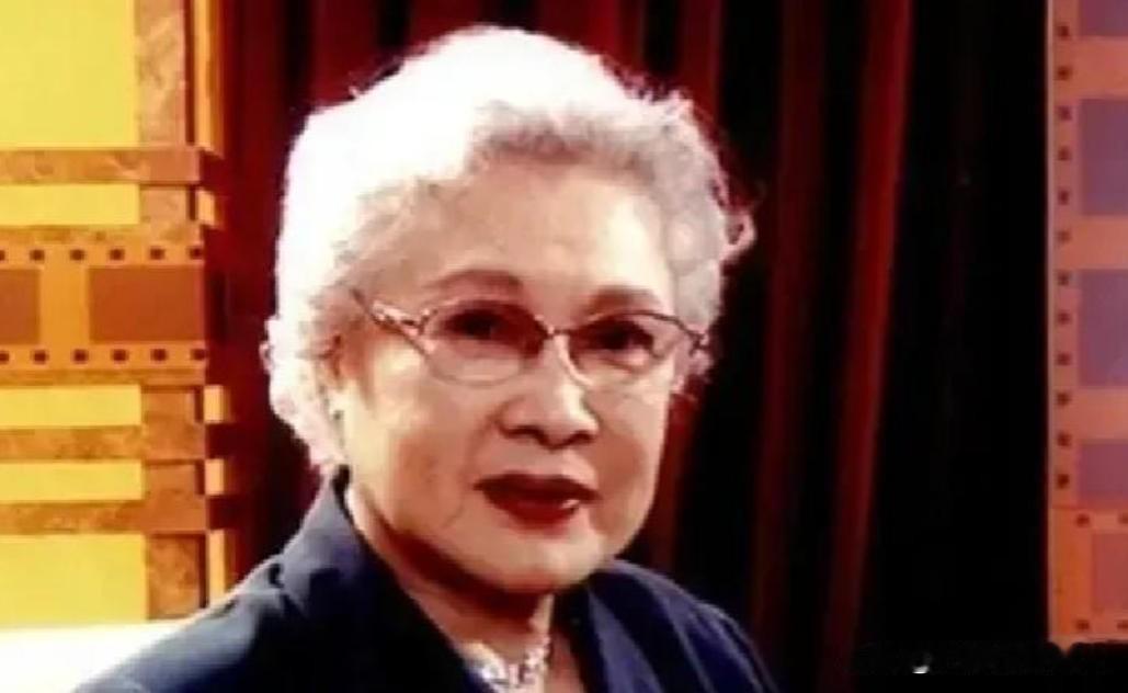 百岁秦怡，肠癌挺过56年！她44岁切掉大半截肠子，医生断言最多再活五年。结果她把