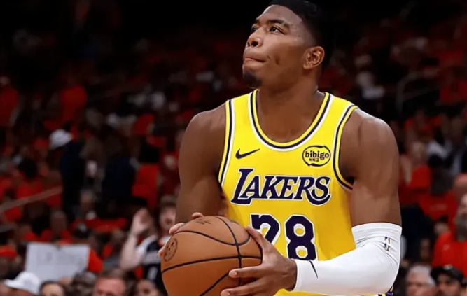NBA季后赛，湖人球员八村垒接受媒体采访，谈及球队被质疑可能会被3-0逆转，八村