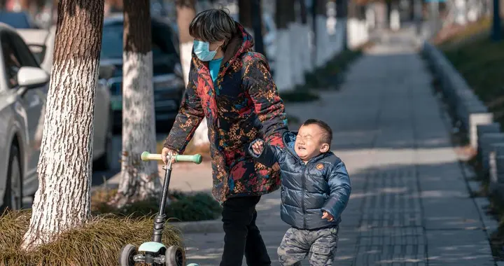 为什么现在很多家庭, 老人越拼命帮忙带娃, 年轻人就越崩溃?