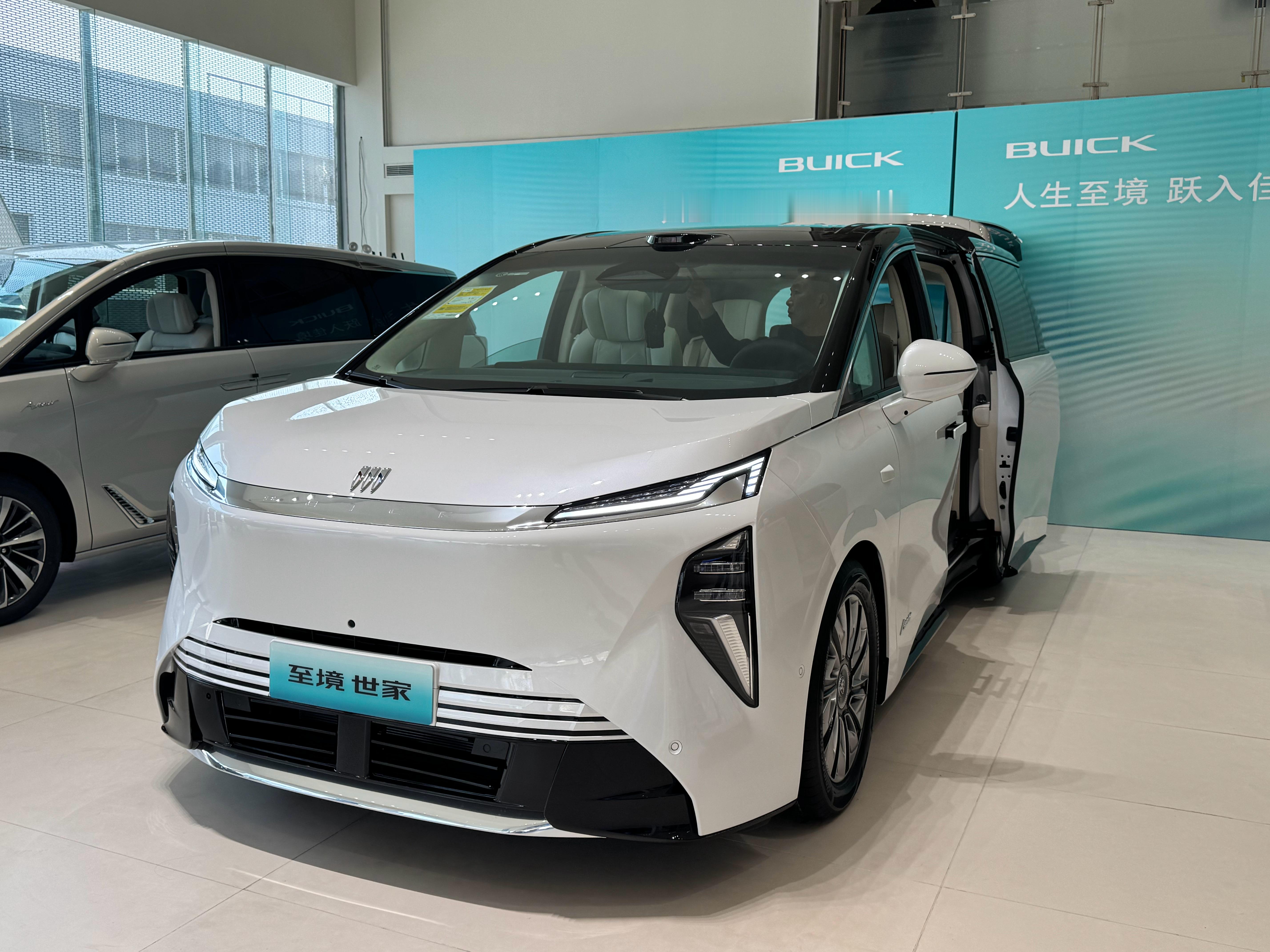 别克至境世家，外观设计和普通版的GL8就不一样，封闭式的前脸设计，重新调整的大灯