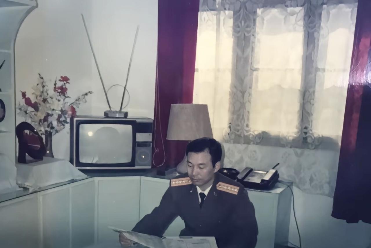 李湘的爸爸原来是军人，不仅人长的帅气，官职还不小，两杠四星，大校，正师级。李湘妈