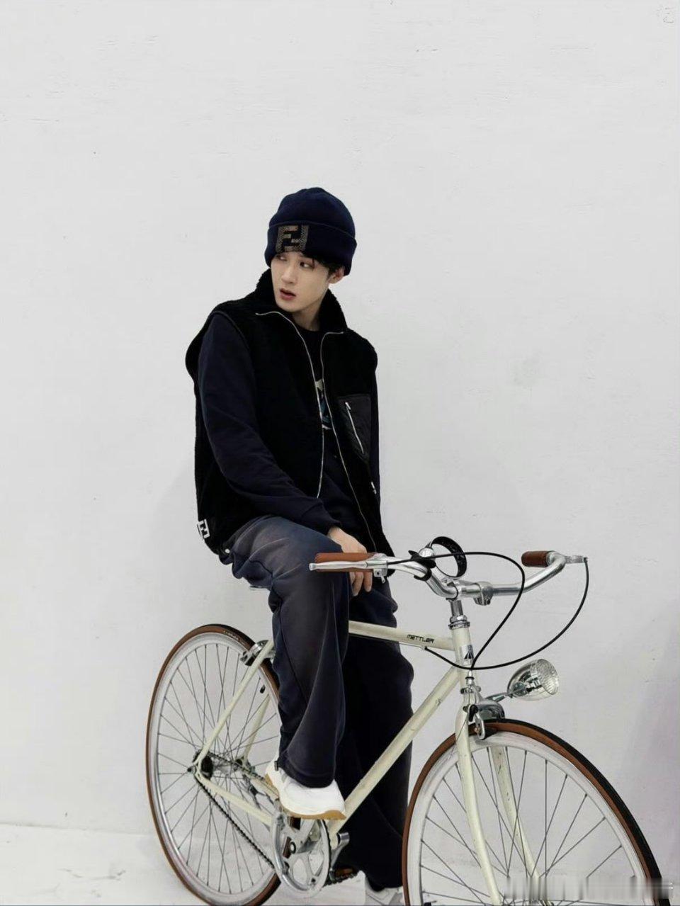 檀健次INS更新，好长的腿