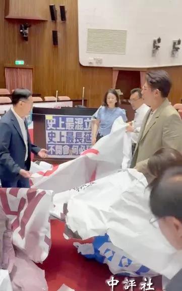 民进党被骂“根本就是强盗”台“立法院”18日一早就爆冲突！民众党“立法院”党团