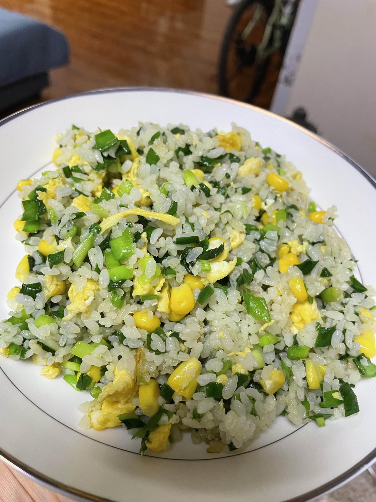 晒图笔记大赛今天的早餐，炒米饭和炒面，虽然都是碳水，但是孩子很喜欢，因为中午一般