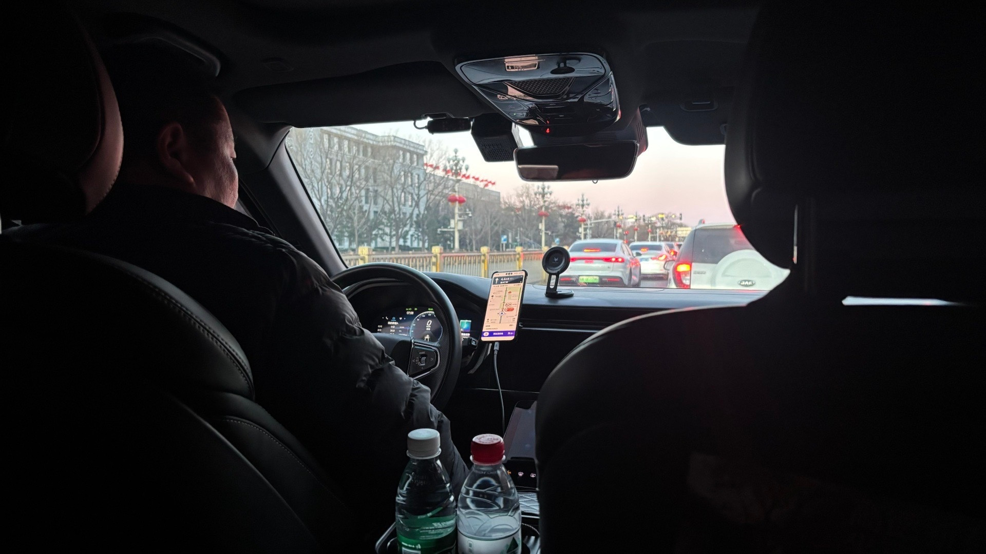 打了辆北汽极狐阿尔法T，司机说这车2022年买的，当时花了25万，现在买不到20