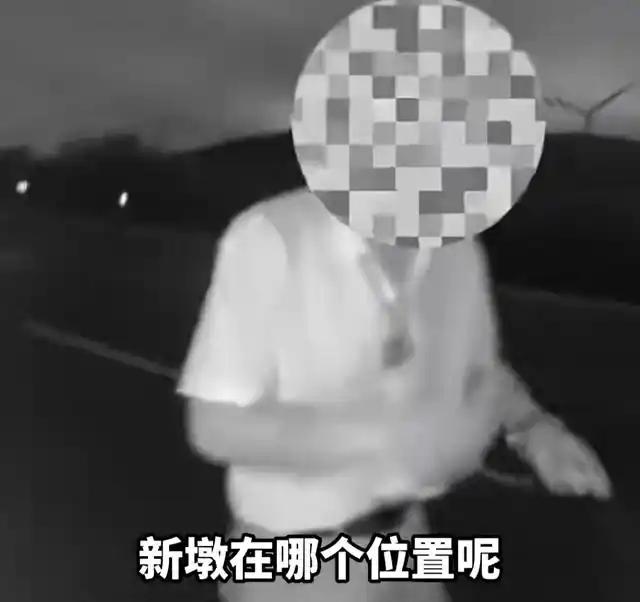 万万没想到！甘肃白银，一男子在开车时突然变道别停警车问路，可刚一说话，民警就察觉