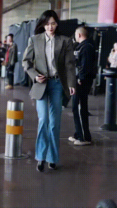 唐嫣身材高挑，穿牛仔裤也是非常好看