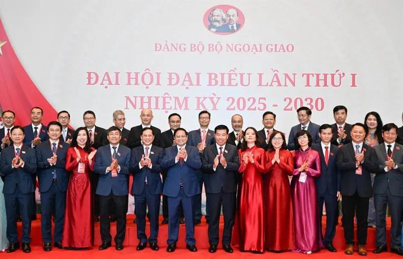 不得不说，越南外交部女同事少得可怜！范明政到越南外交部参加大会，并无全体外交官
