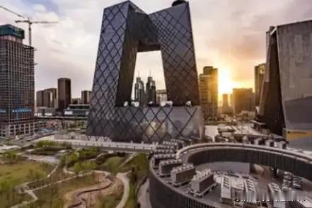 央视大楼，被俗称“大裤衩”，多年以后，央视大楼的洋人设计师“库哈斯”在国外媒体的