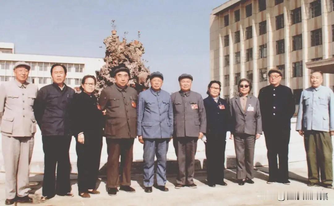 1983年10月1日，原第6军军长罗元发在新疆乌鲁木齐与原6军老战友的合影，包括