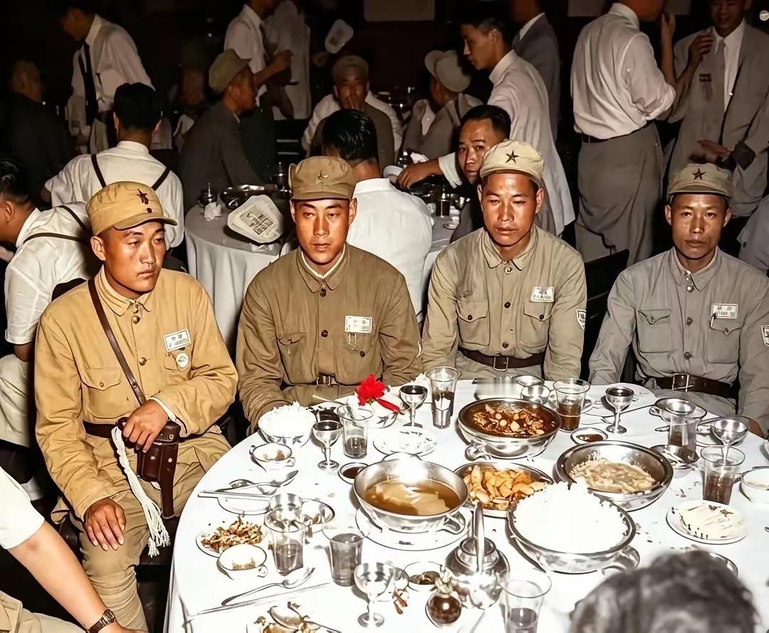 1949年5月上海解放，十万解放军露宿街头、严守军纪，深深打动上海市民。上海工商