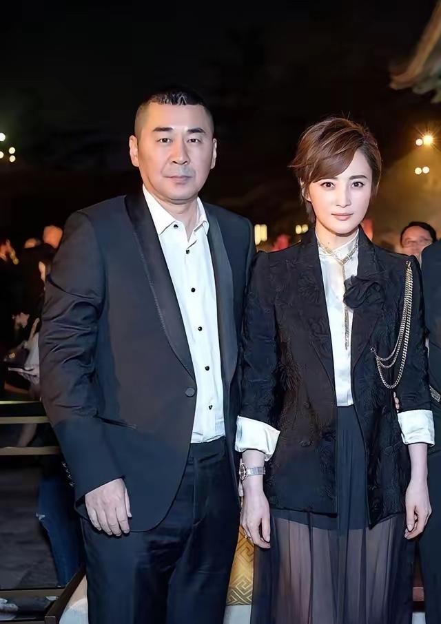 蒋勤勤说：当年我和陈建斌去民政局领证，结果他就站了几分钟就耐不住性子了，脸一沉，