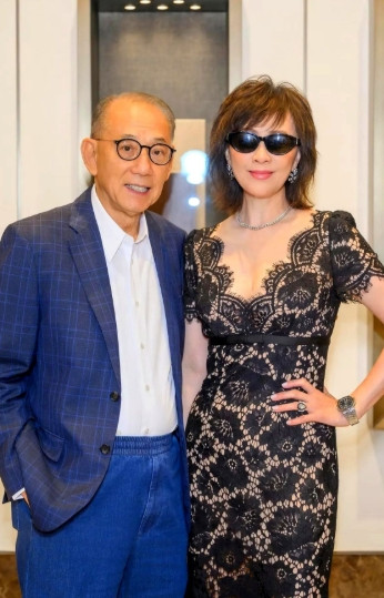 刘嘉玲梁朝伟现身英皇公司旗下的店开幕仪式，英皇老板杨受成也在其中，只是这种场合他