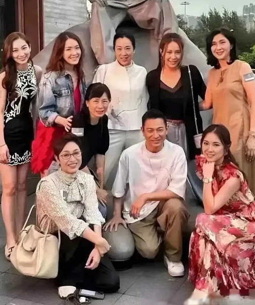 认人挑战！这张老照片你能认出几位明星？泛黄的艺人合影里藏着时代的记忆——若