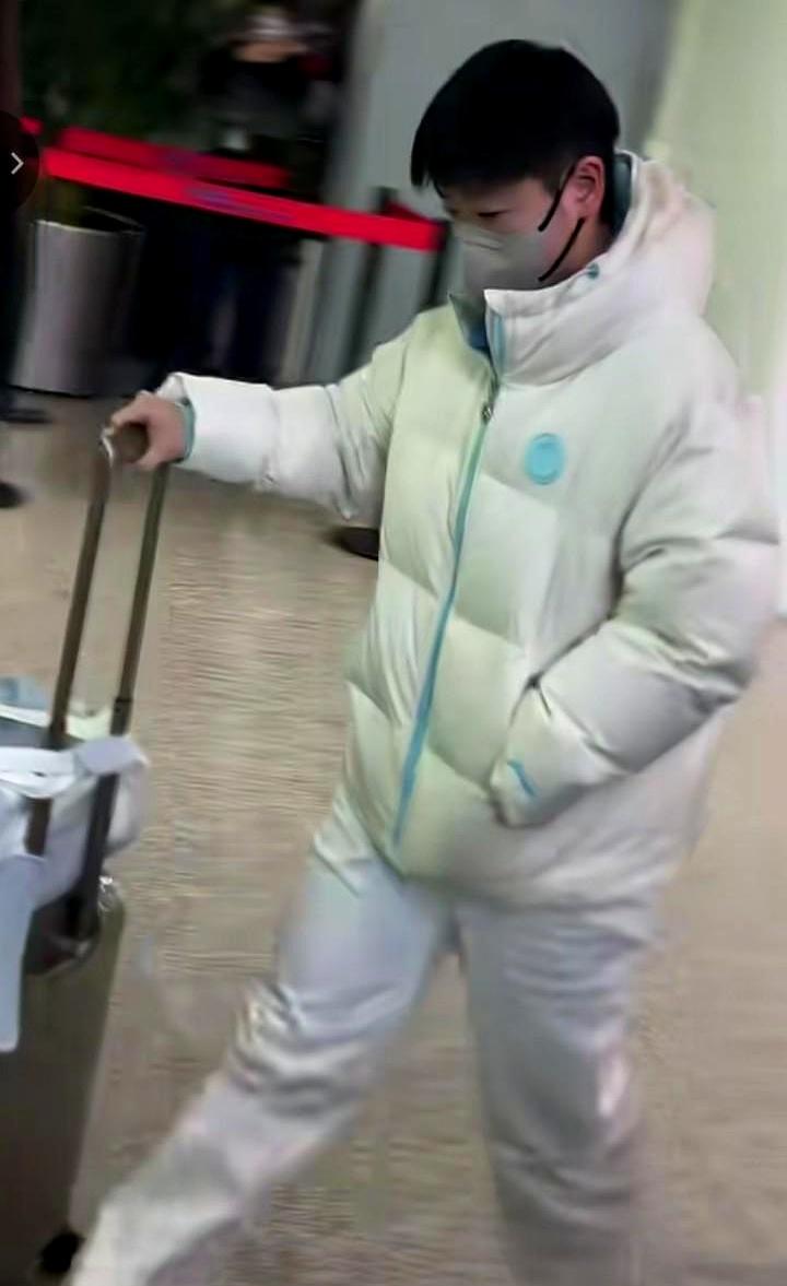 到了到了，到成都了！一到成都，莎莎就把自己藏起来不见人，大头呢，就敞开怀