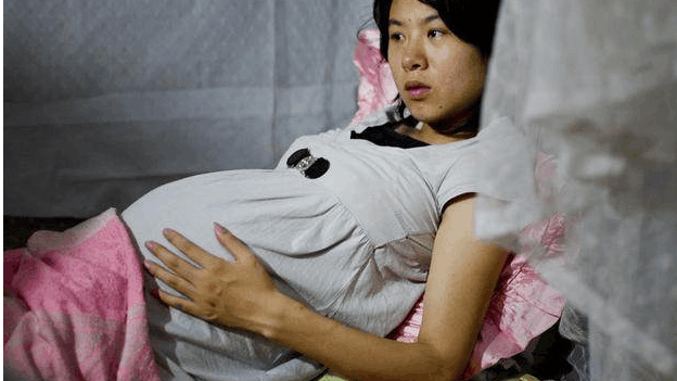 23岁产妇早产生下五胞胎, 看到孩子的性别, 老公的反应笑开怀