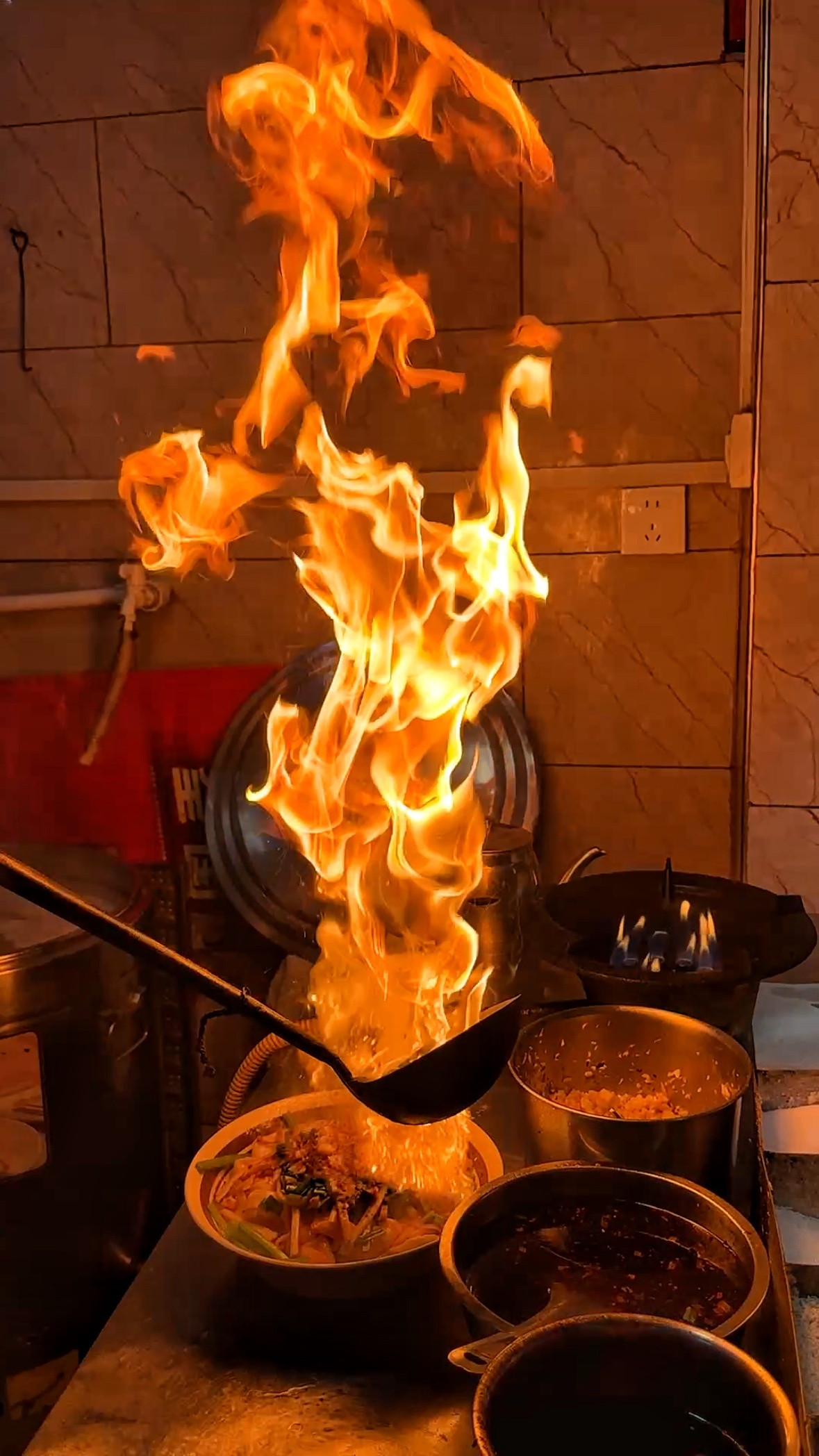 灵宝的油泼面，自带火焰特效！一勺滚烫的油泼下，辣椒面瞬间窜起半尺高的火苗，整条街