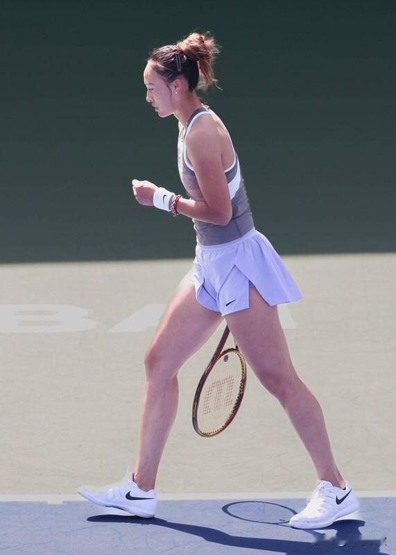 郑钦文用一场“ACE雨”宣告：我回来了！北京时间4月24日，WTA100