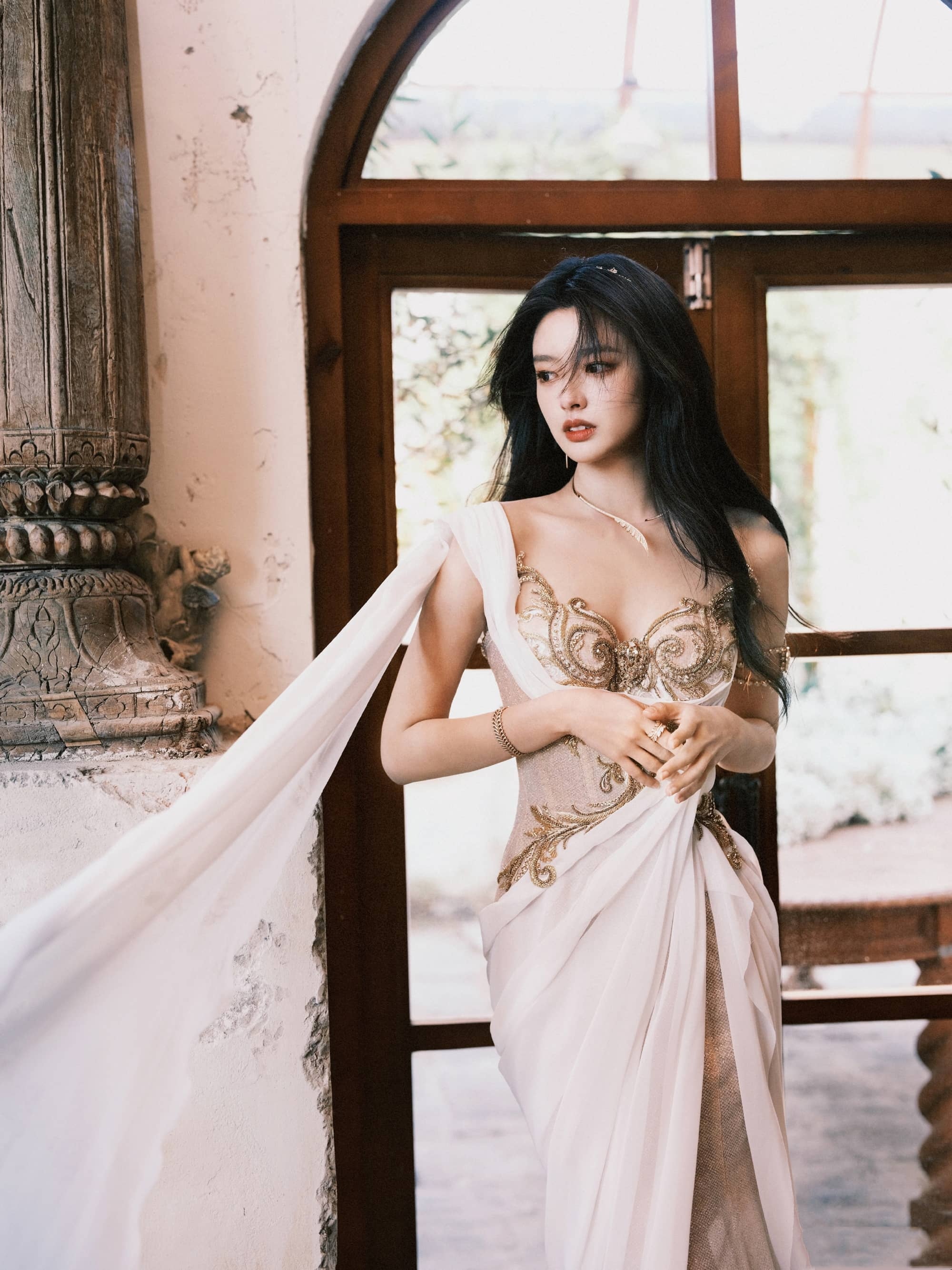 徐若晗写真精选：长裙轻盈，仙气满溢。徐若晗