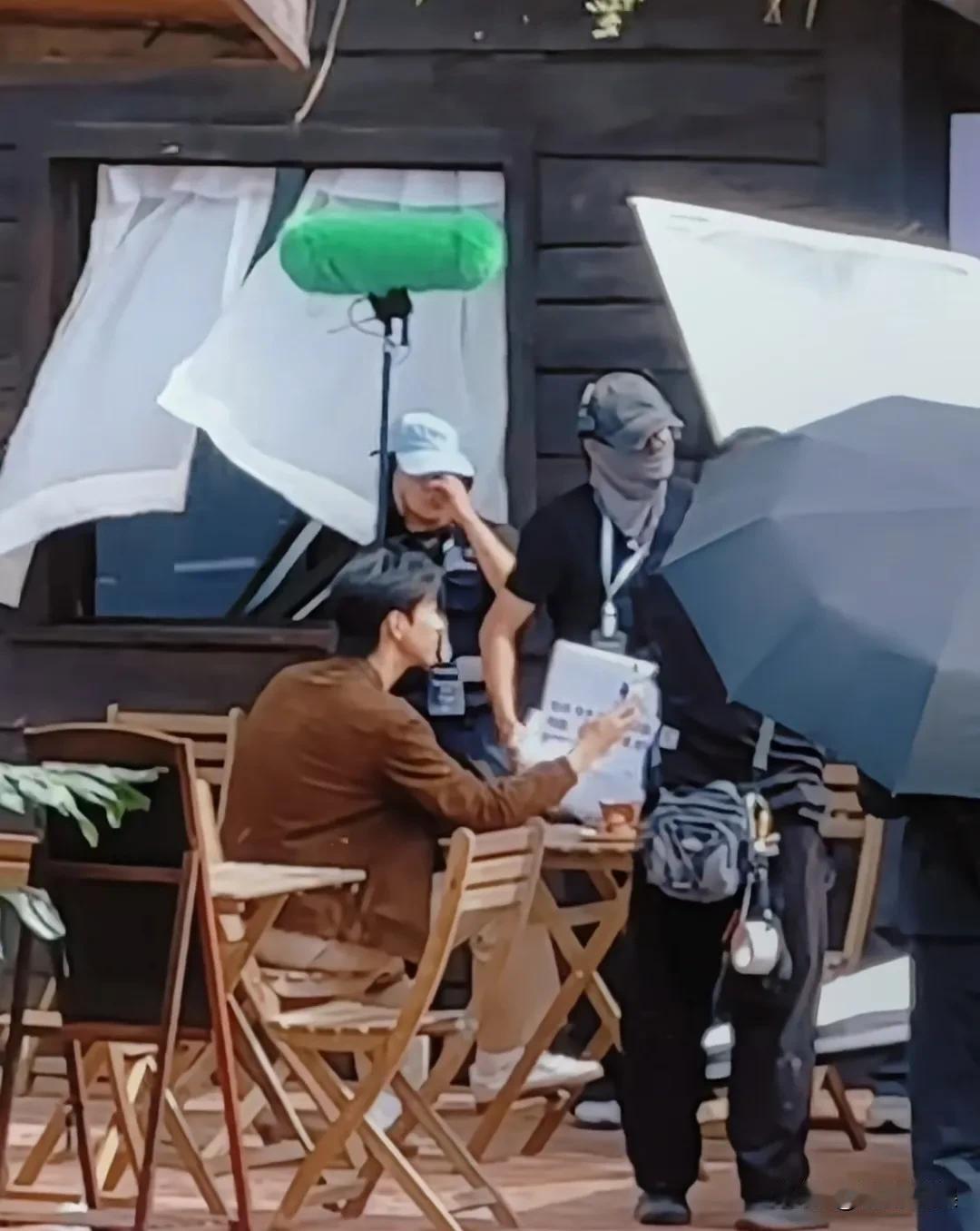 李现现身北京拍商务，远远的背影都瞧着好帅！穿着棕色外套配卡其色裤子的他，被网友