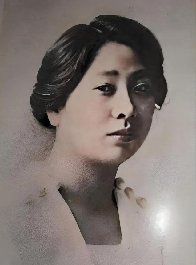 民国副总统黎元洪借宿在部下家中，睡梦中隐约觉得有些不对劲，他的裤子湿了一片。他急