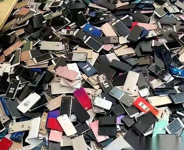 高价收手机这事儿，千万别碰，全是套路。所谓提炼黄金就是幌子，商家盯上的是你手