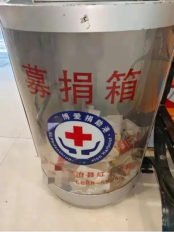 今年南方多地都在发洪水，到处都是泥石流、山体滑坡或者内涝决堤，房子淹了不少，当地