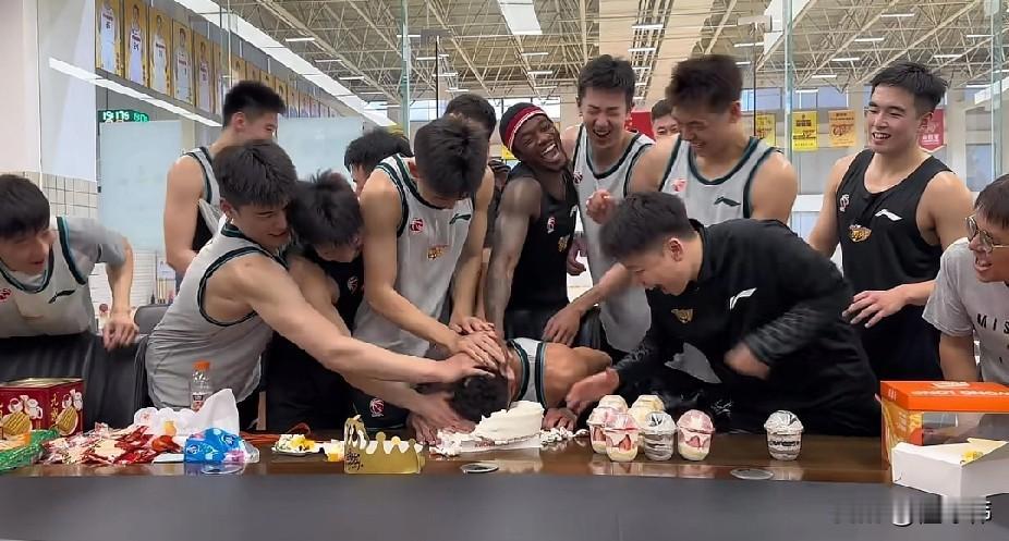 难忘的生日！奎因谈生日：“非常感谢杜锋教练和兄弟们。”“这是一个难忘的生